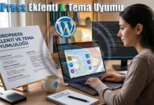 Genç bir kadın, modern bir ofis veya ev ortamında, dizüstü bilgisayarında WordPress eklenti ve tema uyumluluğu üzerine dikkatle çalışıyor. Masanın sol tarafında, 'WORDPRESS EKLENTİ VE TEMA UYUMLULUĞU' başlıklı beyaz bir belge ahşap bir stand üzerinde duruyor. Belgenin yanında küçük bir sukulent bitkisi ve siyah harici bir disk bulunuyor. Kadın, kahverengi bir kazak giymiş, saçları atkuyruğu yapılmış ve dizüstü bilgisayarının klavyesini kullanırken ekrana odaklanmış durumda. Dizüstü bilgisayar ekranında, WordPress eklentilerini veya geliştirme arayüzünü anımsatan renkli bir arayüz görülüyor. Masada ayrıca üzerinde WordPress logosu olan beyaz bir kupa, 'Uyumluluk Kontrol Listesi' başlıklı spiralli bir not defteri ve bir kalem var. Arka planda, kod gösteren bir masaüstü monitörü ve kitaplarla dolu bir raf görünüyor. Görselin üst kısmında büyük, koyu mavi 'WordPress Eklenti & Tema Uyumu' yazısı ve şeffaf bir WordPress logosu yer alıyor. Genel atmosfer profesyonel, odaklanmış ve teknoloji ağırlıklı.