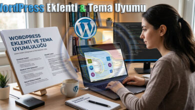 Genç bir kadın, modern bir ofis veya ev ortamında, dizüstü bilgisayarında WordPress eklenti ve tema uyumluluğu üzerine dikkatle çalışıyor. Masanın sol tarafında, 'WORDPRESS EKLENTİ VE TEMA UYUMLULUĞU' başlıklı beyaz bir belge ahşap bir stand üzerinde duruyor. Belgenin yanında küçük bir sukulent bitkisi ve siyah harici bir disk bulunuyor. Kadın, kahverengi bir kazak giymiş, saçları atkuyruğu yapılmış ve dizüstü bilgisayarının klavyesini kullanırken ekrana odaklanmış durumda. Dizüstü bilgisayar ekranında, WordPress eklentilerini veya geliştirme arayüzünü anımsatan renkli bir arayüz görülüyor. Masada ayrıca üzerinde WordPress logosu olan beyaz bir kupa, 'Uyumluluk Kontrol Listesi' başlıklı spiralli bir not defteri ve bir kalem var. Arka planda, kod gösteren bir masaüstü monitörü ve kitaplarla dolu bir raf görünüyor. Görselin üst kısmında büyük, koyu mavi 'WordPress Eklenti & Tema Uyumu' yazısı ve şeffaf bir WordPress logosu yer alıyor. Genel atmosfer profesyonel, odaklanmış ve teknoloji ağırlıklı.